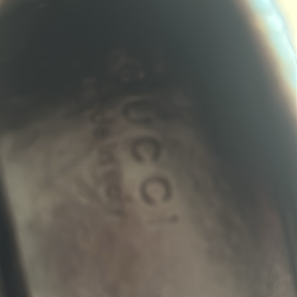 Authentic Gucci shoes with elastic lay flat back. Like new sole has no markings. - Picture 5 of 6